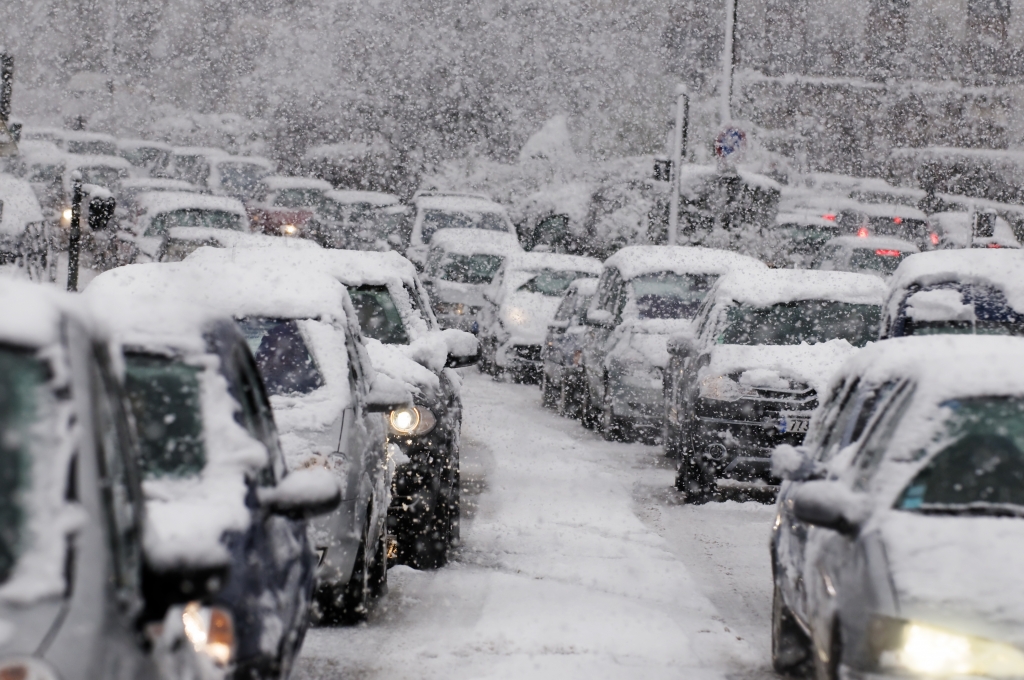 豪雪の中走る車の渋滞
