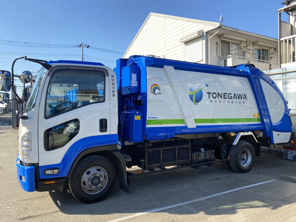 トラックが停車しています