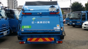 厨芥車パッカー車後方