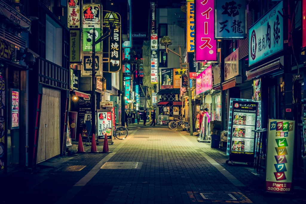 夜の繁華街