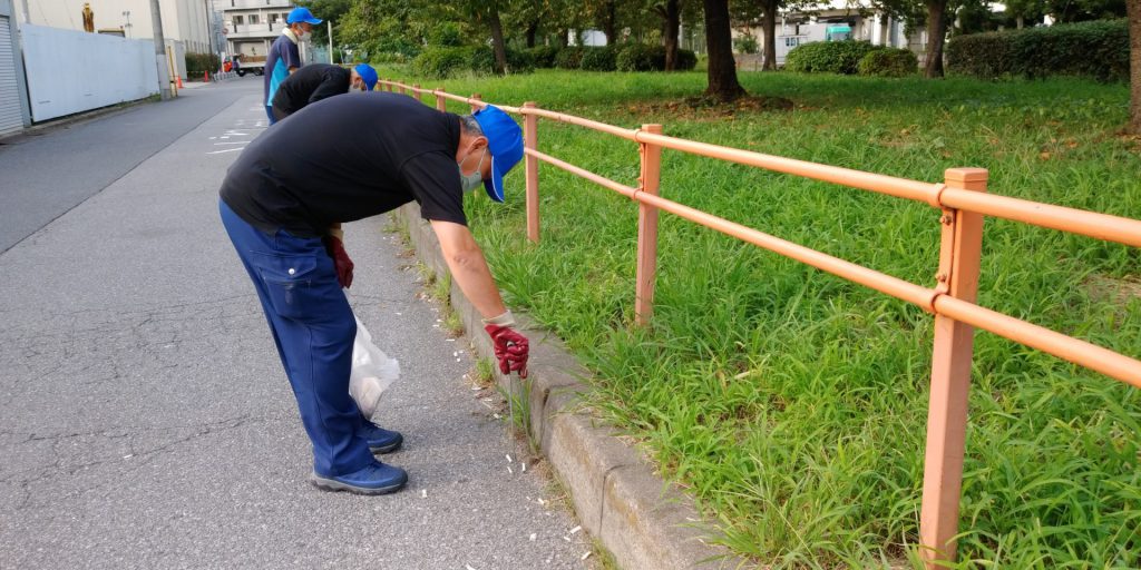 男性がごみを拾っています