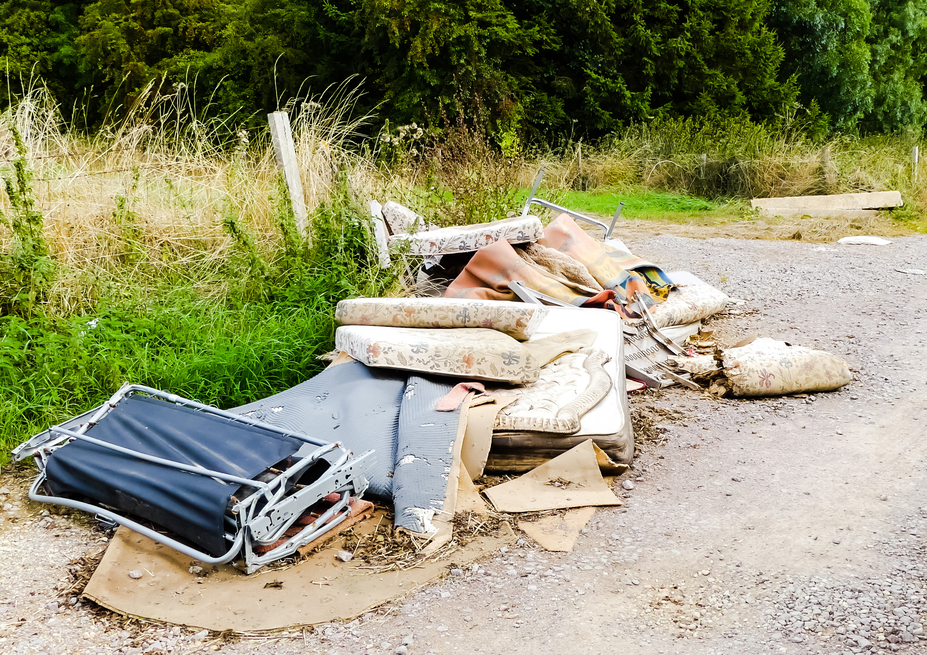 安心の法令遵守： 収集運搬許可を保有。不法投棄リスクをゼロにし、マニフェストも発行。